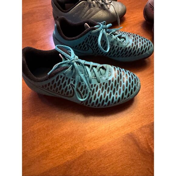 Girls size 1 soccer cleats bundle umbro, Nike - Picture 3 of 4